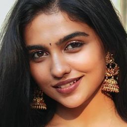 瑪米塔拜朱 飾演 Vijayalakshmi 'Viji'