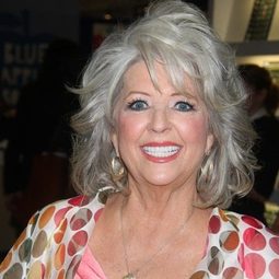 Paula Deen 飾演 Aunt Dora