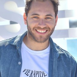 Youcef Agal 飾演 Romain