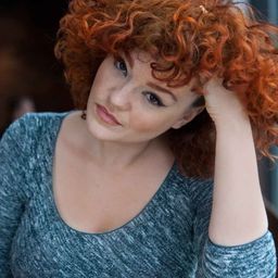 Melodie Sisk - 白色馴鹿演員 飾演Sweater Model