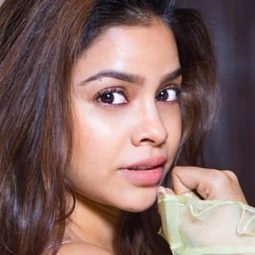 Sumona Chakravarti - 痛擊演員 飾演Vidhi