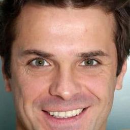 Sergei Astakhov 飾演 Viktor