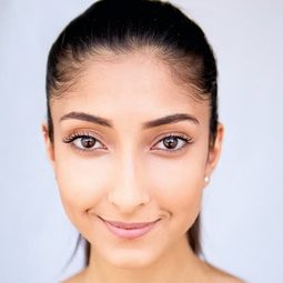 Asal Shenaveh 飾演 Ramona Albasri