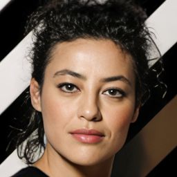 奈吉絲·奧茲圖爾克 飾演 Ayfer