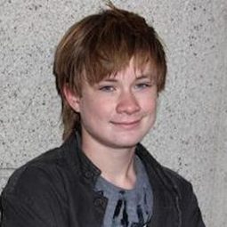 Austin Williams 飾演 Tommy