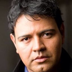 Juan Carlos Velis 飾演 Antonio