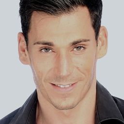 Manel Soler 飾演 Hitman