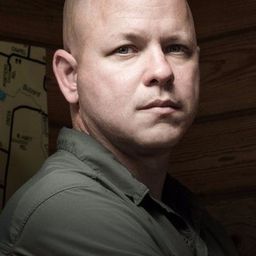 John Ceallach 飾演 Captain Bourne