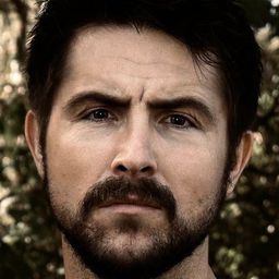 Scott James George 飾演 Hooded Man