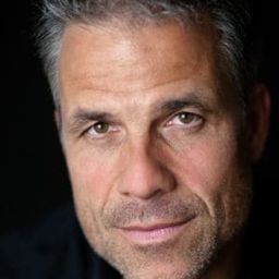 Karsten Speck - 特務偽文青演員 飾演Heiko