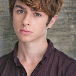 Ethan Harris-Riggs 飾演 