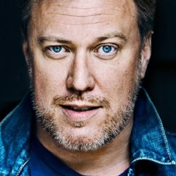 Nicholas Ofczarek 飾演 Kempa