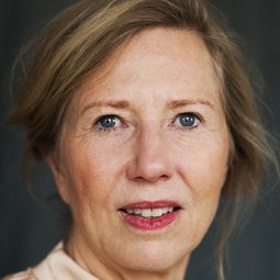 佩特拉·齊澤 飾演 Irmgard