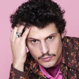 Manuel Cortez 飾演 DJ