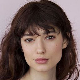 Andrea Tivadar 飾演 Ana