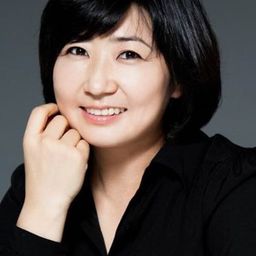 趙蓮 飾演 Mother