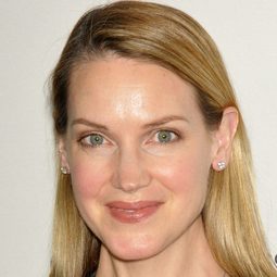 法蘭茜·史威夫特 飾演 Joanie