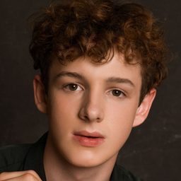 Louis Hynes la pétasse de service - 神偷聖徒演員 飾演Young Simon Templar