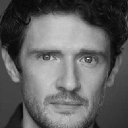 Edward Harrison 飾演 Police Officer