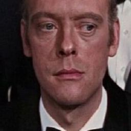 Philip Locke 飾演 Dr Strickland