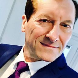 Angelo Borer 飾演 Luxusuhrenverkäufer