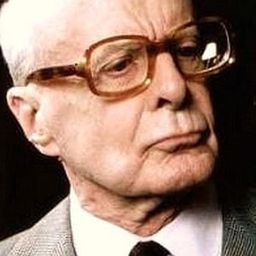 Jacques François 飾演 Docteur Poinsot, le pharmacien de quartier