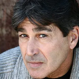 Chick Vennera 飾演 Freddie Summers