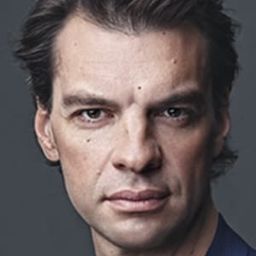 Gábor Bretz 飾演 Zuniga