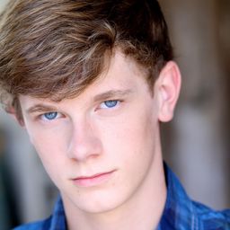 肯德爾·萊恩·山德斯 飾演 James Singer