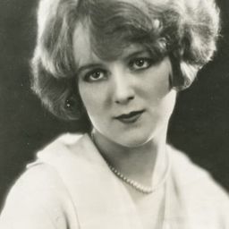 Pauline Garon 飾演 Vera