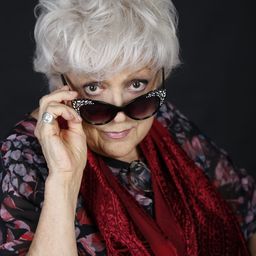 Marzia Ubaldi 飾演 Madre