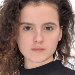 菲娜·史特拉薩 飾演 Emily Frank