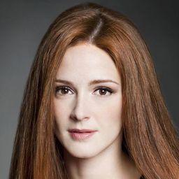 安娜·波沃羅薩 飾演 Satur