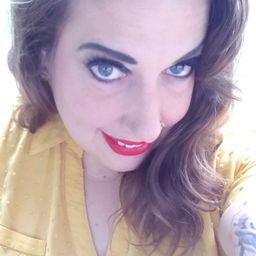 Heather Harlow 飾演 Trish