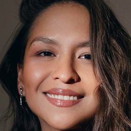 Gabriela Cartol 飾演 Mirna