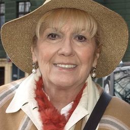 艾蜜莉亞·克拉柯夫斯卡 飾演 Ola's Grandma