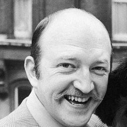 Robert Lang 飾演 Mr. Osborne