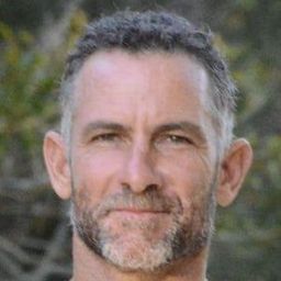 Mick Corrigan 飾演 Security Officer #1