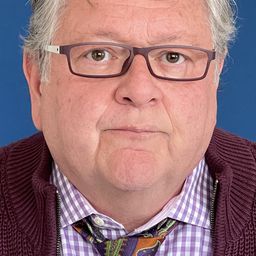 Michael Edwin 飾演 Manager