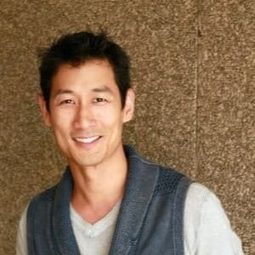 Ilram Choi 飾演 The Asian Fighter