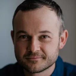 丹尼爾·亨歇爾 飾演 Dolly