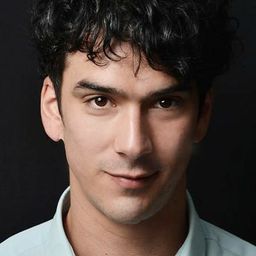 Iñigo Urrutia 飾演 Martín