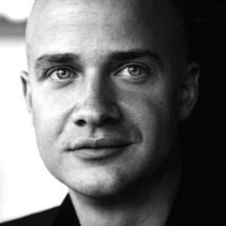 Lukas Miko 飾演 Ralf