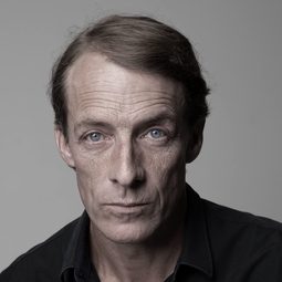 Derek Carroll 飾演 Smythe