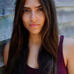 Zoe Corraface 飾演 Adele