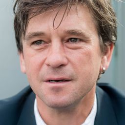 Peter Schneider 飾演 Klaus Schulz