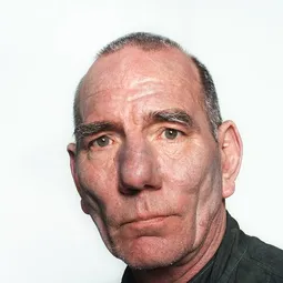 彼得·普斯特李威 飾演 Maurice Fischer