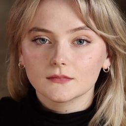 Mira Mitchell 飾演 Berta