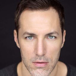 Jesse Carroll 飾演 Mike Jones