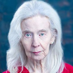 Vivien Bridson 飾演 Misses Lomax